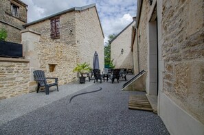 Outdoor dining - Gite de la Maison Forte (LES RICEYS)