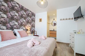 6 bedrooms, travel cot, free WiFi - Gite de la Maison Forte (LES RICEYS)