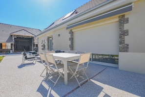 Outdoor dining - Le Grand Chez Thérèse - FONTAINE LES GRES (FONTAINE LES GRES)