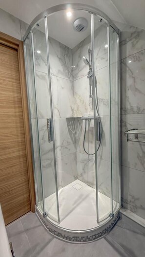 Shower, towels - Le Grand Chez Thérèse - FONTAINE LES GRES (FONTAINE LES GRES)
