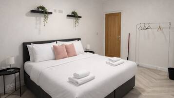 2 Schlafzimmer, BĂŒgeleisen/BĂŒgelbrett, kostenloses WLAN, BettwĂ€sche