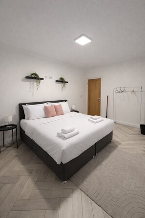 2 bedrooms, iron/ironing board, free WiFi, bed sheets - Ideal 2-Bed Apartment for Long Stays in Bury (Bury)