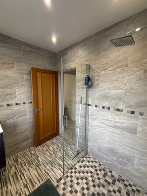 Dusche, Handtücher, Seife, Toilettenpapier