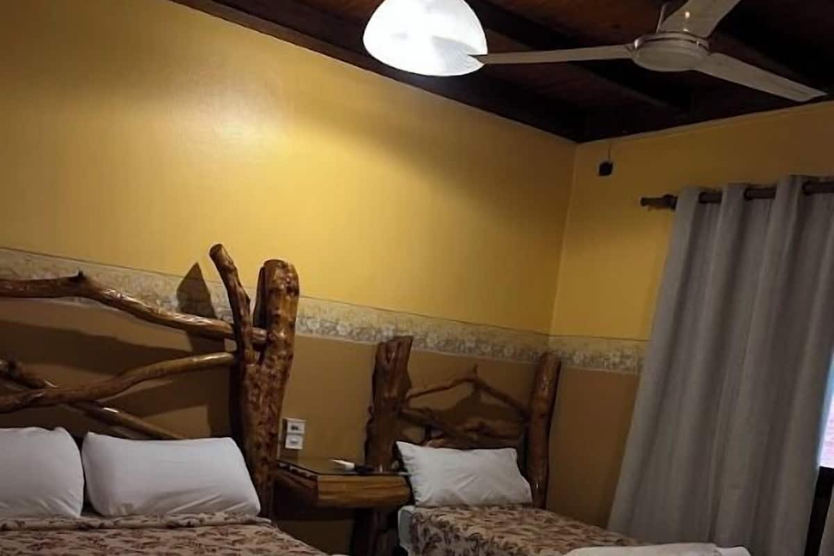 Chambre triple supérieure, vue sur la piscine | Coffre-fort, accès au Wi-Fi (inclus)