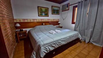 Suite Superior, balkon, pemandangan kolam renang | Brankas dan Wi-Fi gratis