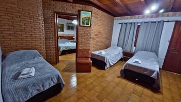 Suite Keluarga, balkon, pemandangan kolam renang | Brankas dan Wi-Fi gratis