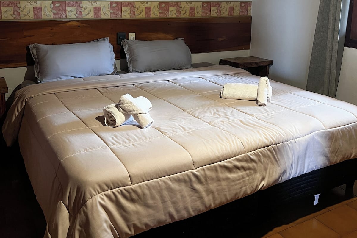 Suite supérieure, balcon, vue sur la piscine | Coffre-fort, accès au Wi-Fi (inclus)