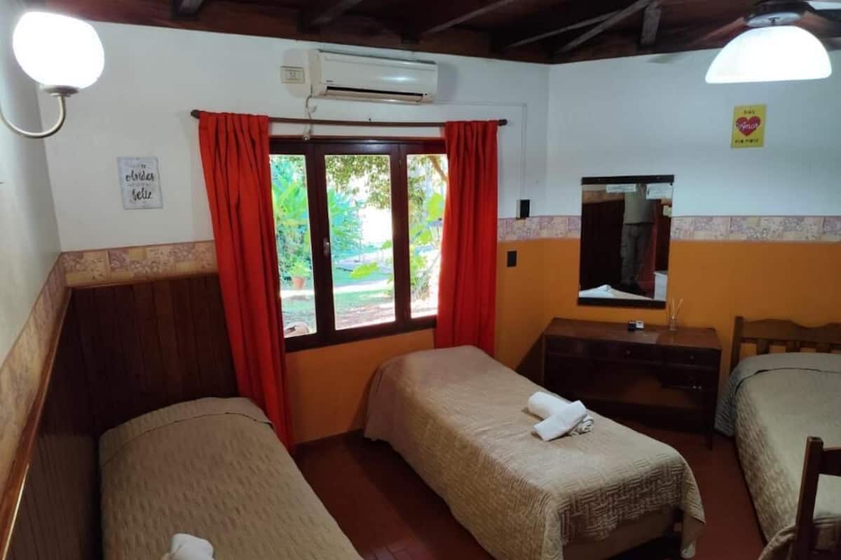 Chambre Quadruple Standard, vue jardin | Coffres-forts dans les chambres, Wi-Fi gratuit