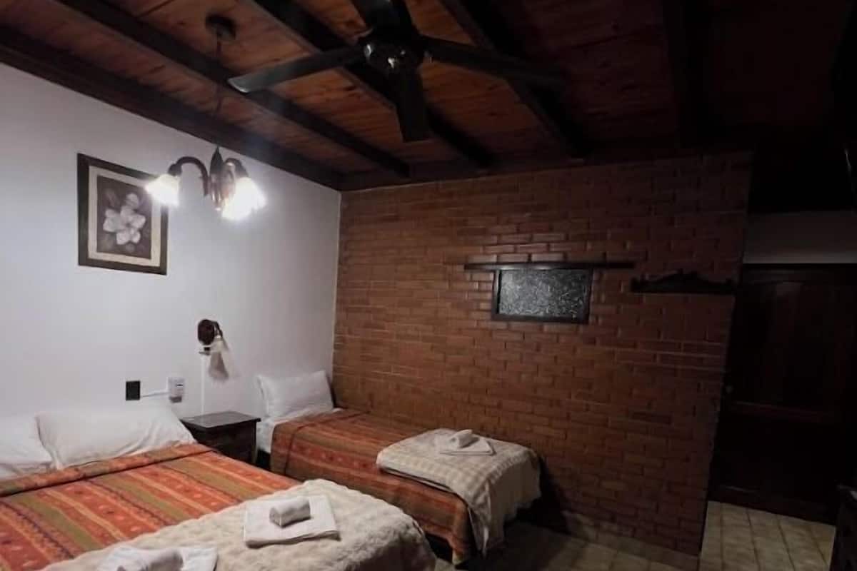 Chambre triple supérieure, vue sur la cour intérieure | Coffre-fort, accès au Wi-Fi (inclus)