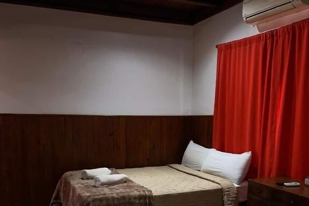 Chambre quadruple Standard, vue sur le jardin | Coffre-fort, accès au Wi-Fi (inclus)