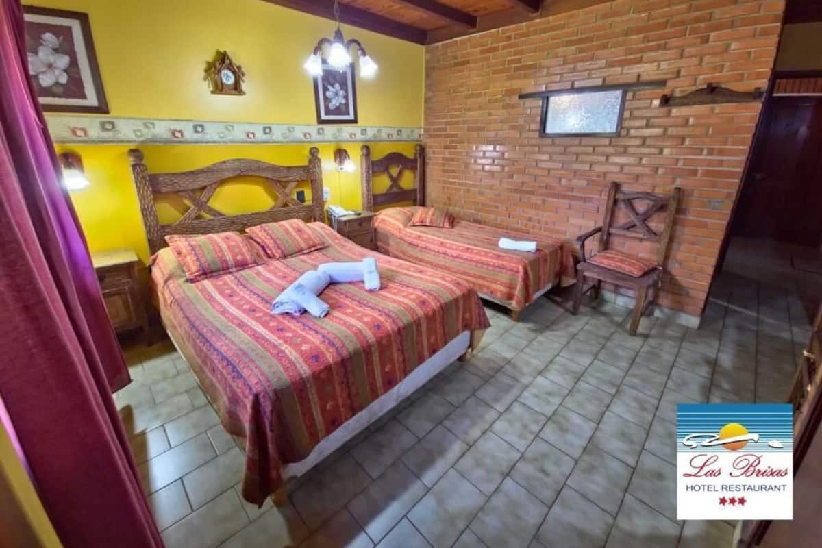 Chambre Triple Supérieure, vue cour intérieure | Coffres-forts dans les chambres, Wi-Fi gratuit