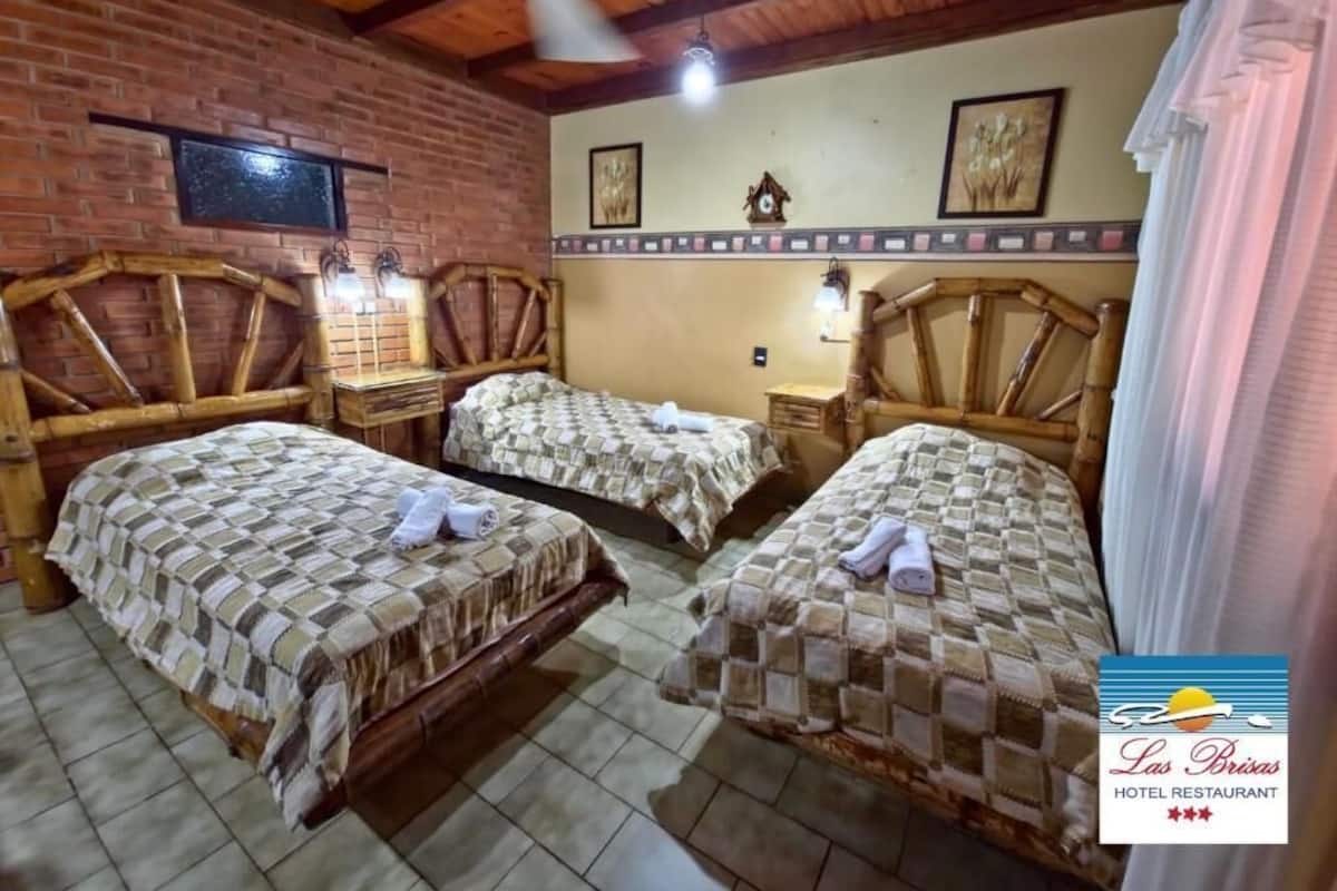 Chambre Triple Supérieure, vue piscine | Coffres-forts dans les chambres, Wi-Fi gratuit