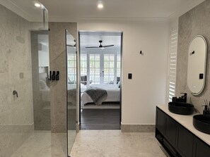 Hair dryer, towels, soap, toilet paper - ESCAPE THE ORDINARY
Experience Dawsons Retreat, the ultimate escape. (Blewitt Springs)