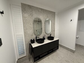 Sèche-cheveux, serviettes fournies, savon, papier toilette