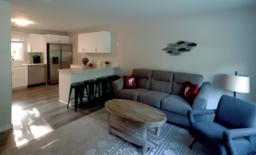 Terrific recently updated 2-bedroom hotel suite with AC in Green Lake