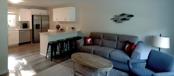 Terrific recently updated 2-bedroom hotel suite with AC in Green Lake