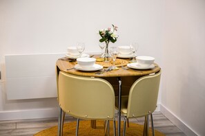 Dining - The Cityside Apartment | Free Parking | Sleeps 5 (Manchester)