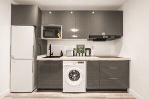 Private kitchen - The Cityside Apartment | Free Parking | Sleeps 5 (Manchester)