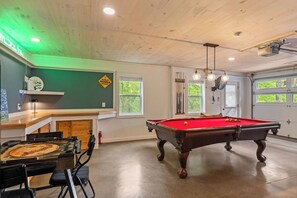 Games room - Mountain Escape w/ Hot Tub + Game Room  Sleeps 6 Near Lake Chatuge (Hiawassee)