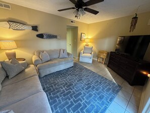 TV - Sunshine & Salt Air - 2-Story Condo Walk to Beach (Myrtle Beach)