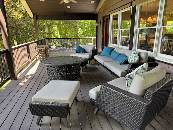 Property grounds - Experience Stunning Sunsets & Mountain Views in a Cozy Retreat near Asheville (Fairview)