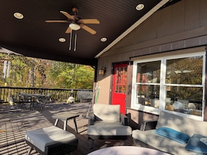 Outdoor dining - Sunsets, Mountain Views & Space to Slow Down (Fairview)