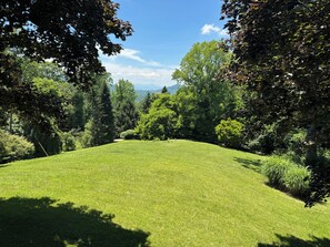 Property grounds - Experience Stunning Sunsets & Mountain Views in a Cozy Retreat near Asheville (Fairview)