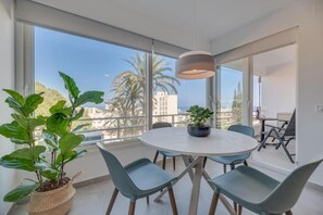 Dining - Modern and cosy holiday apartment with garden, swimming pool to enjoy vacation. (Benalmádena)