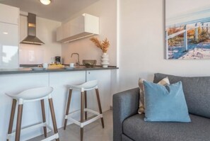 Smart TV, books - Modern and cosy holiday apartment with garden, swimming pool to enjoy vacation. (Benalmádena)