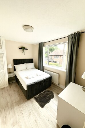 2 bedrooms, iron/ironing board, free WiFi, bed sheets - Near City Centre · Spacious 2-Bed Apartment (Salford)