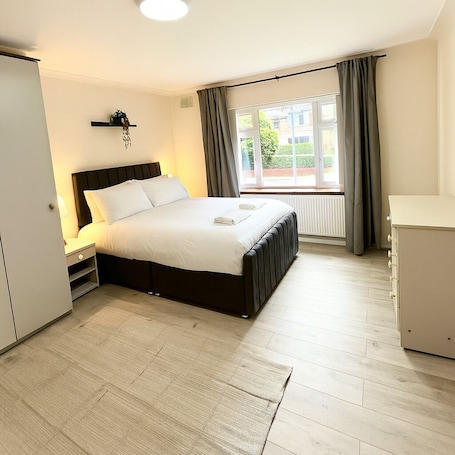 2 bedrooms, iron/ironing board, free WiFi, bed sheets. Near City Centre · Spacious 2-Bed Apartment