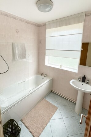 Towels, soap, shampoo, toilet paper - Near City Centre · Spacious 2-Bed Apartment (Salford)