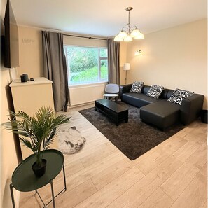 Smart TV - Near City Centre · Spacious 2-Bed Apartment (Salford)