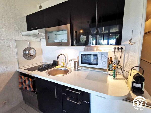 Coffee/tea maker, fridge, microwave, oven