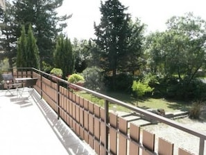 Outdoor dining - La Plaine Guillaume - TEYRAN (TEYRAN)