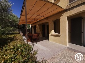 Outdoor dining - Le Micocoulier - COURNONSEC (COURNONSEC)