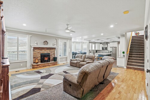 Spacious 6-bedroom house in gorgeous Saratoga Springs