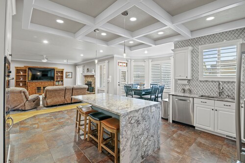 Spacious 6-bedroom house in gorgeous Saratoga Springs