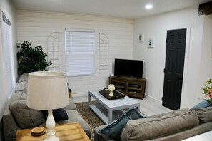 Smart TV - The Farmhouse - Fiber Wi-Fi / Cozy n' Pet Friendly (South Salt Lake)