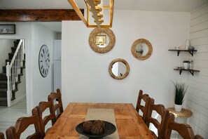 Dining - The Farmhouse - Fiber Wi-Fi / Cozy n' Pet Friendly (South Salt Lake)