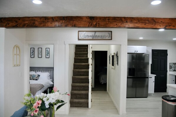 Desk, iron/ironing board, travel cot, free WiFi - The Farmhouse - Fiber Wi-Fi / Cozy n' Pet Friendly (South Salt Lake)