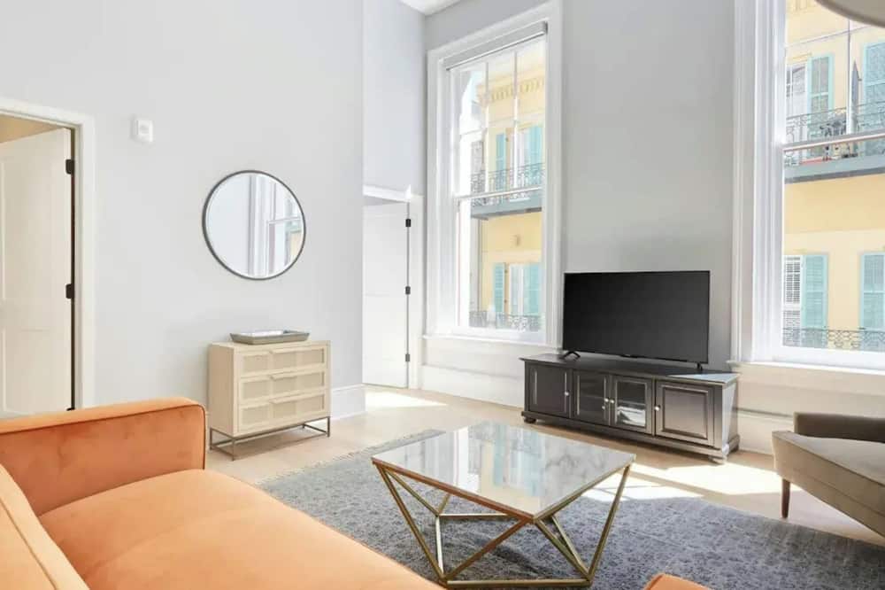 2 Units, Steps to the French Quarter & Bourbon St The Harlequin by Avantstay