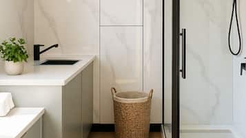 Deluxe Apartment | Bathroom