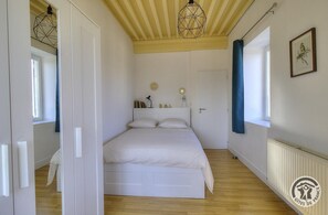 3 bedrooms, travel crib, internet, bed sheets