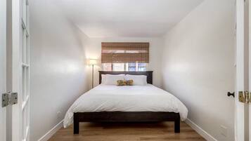 4 bedrooms, iron/ironing board, WiFi, bed sheets