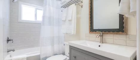 Douche, séchoir à cheveux, savon