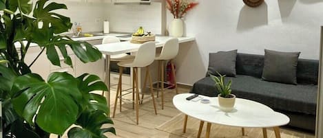 Căn hộ tiện nghi đơn giản | Khu phòng khách | TV màn hình phẳng