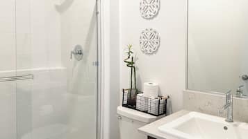 Douche, sèche-cheveux, serviettes fournies, savon