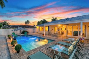 Pool - Blue Tin and Tonic - Newly Remodeled Home with Pool, Bikes and Beach Supplies. (Marco Island)