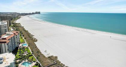 Blue Tin and Tonic - Newly Remodeled Home with Pool, Bikes and Beach Supplies.